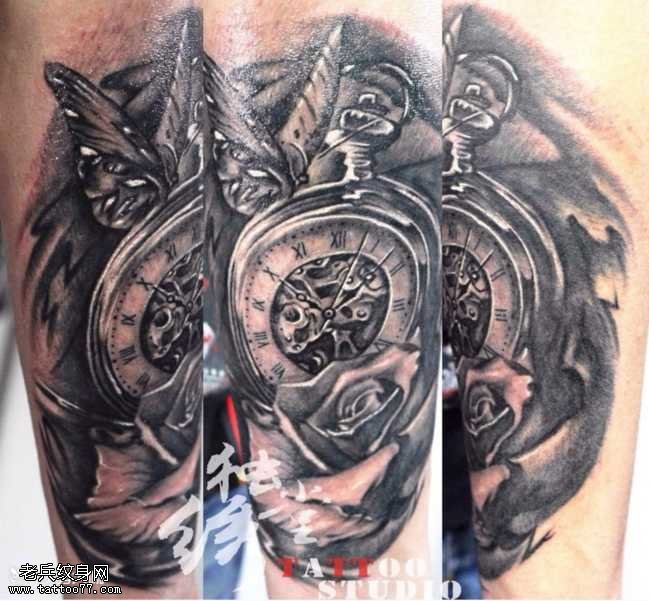 腿部钟表玫瑰纹身图案