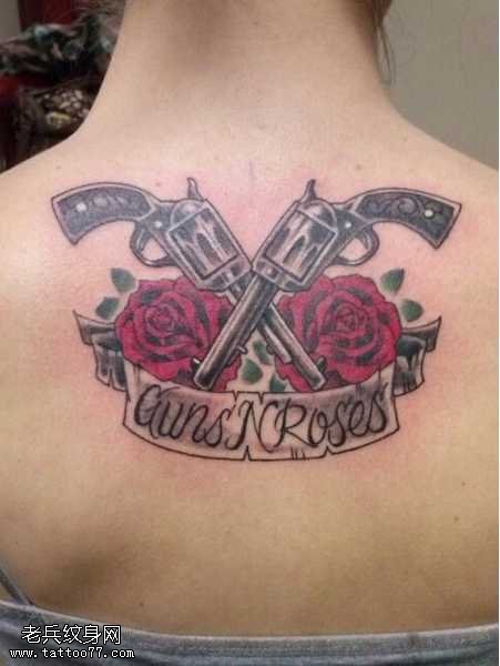 背部手枪玫瑰纹身图案
