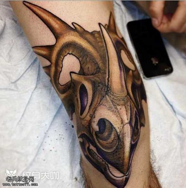 腿部恐龙骨纹身图案