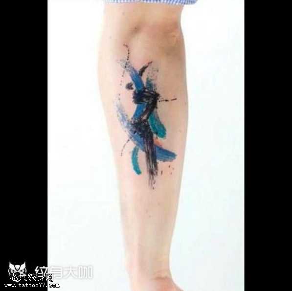 腿部水墨彩字纹身图案