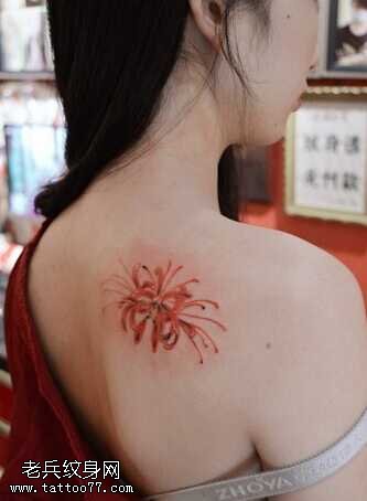 背部妖艳彼岸花纹身图案