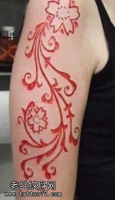 胳膊红瞎肉花藤纹身图案