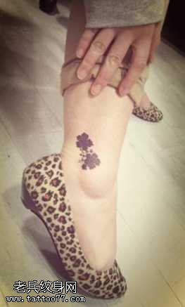 腿部花朵图腾纹身图案