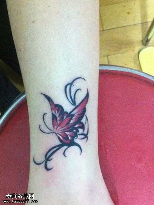 腿部红蝴蝶纹身图案
