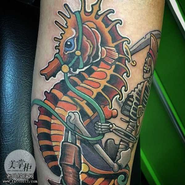 腿部炫酷海马纹身图案