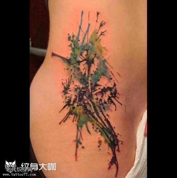 腰部彩花纹身图案