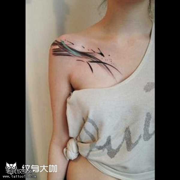 肩部水墨水浪纹身图案