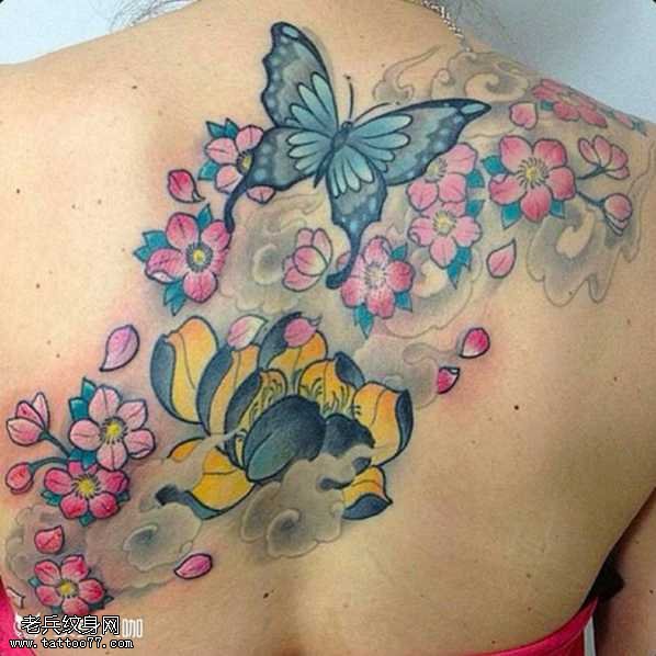 背部粉蝴蝶莲花纹身图案