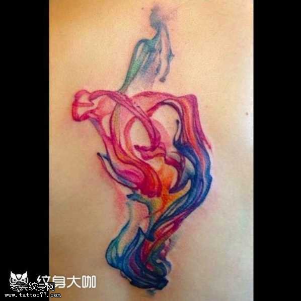 背部红彩烟纹身图案