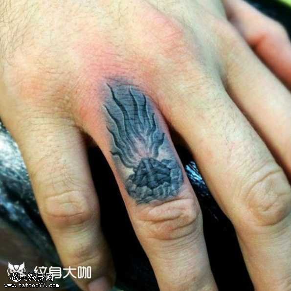 手指火纹身图案