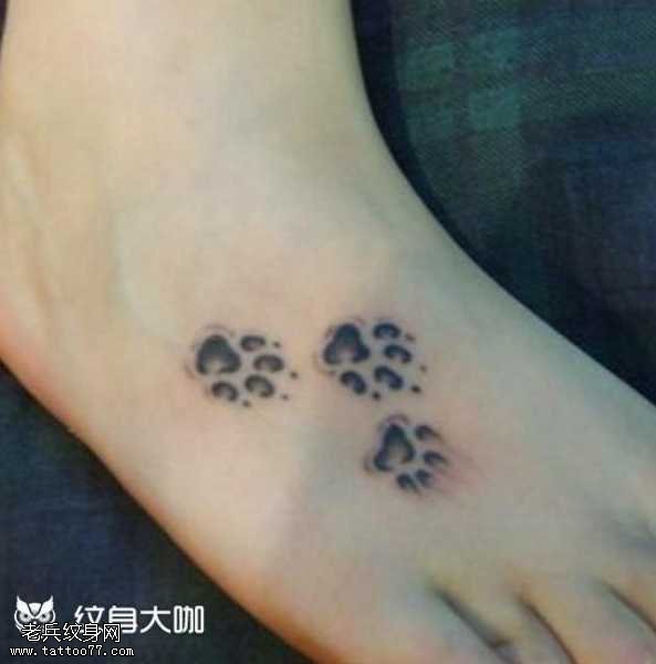 脚部熊印纹身图案
