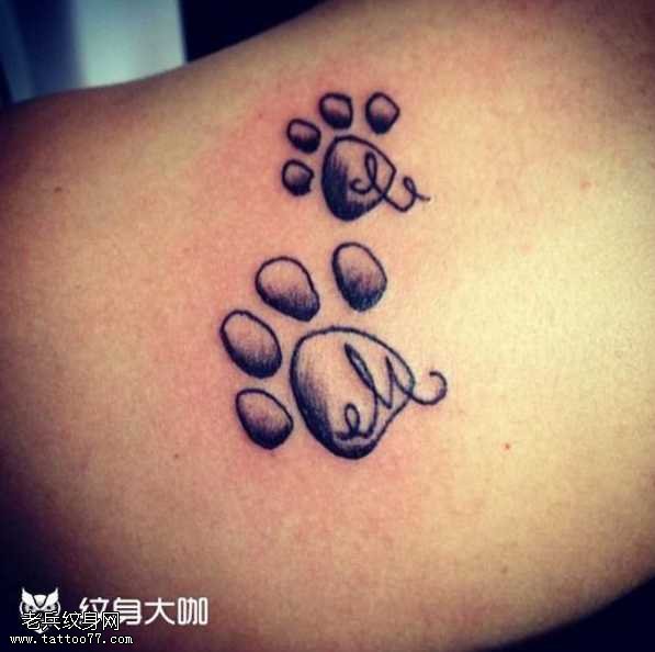 背部熊印纹身图案