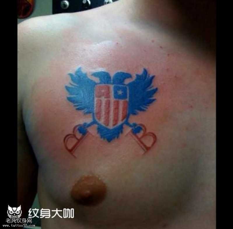 胸部蓝微章纹身图案