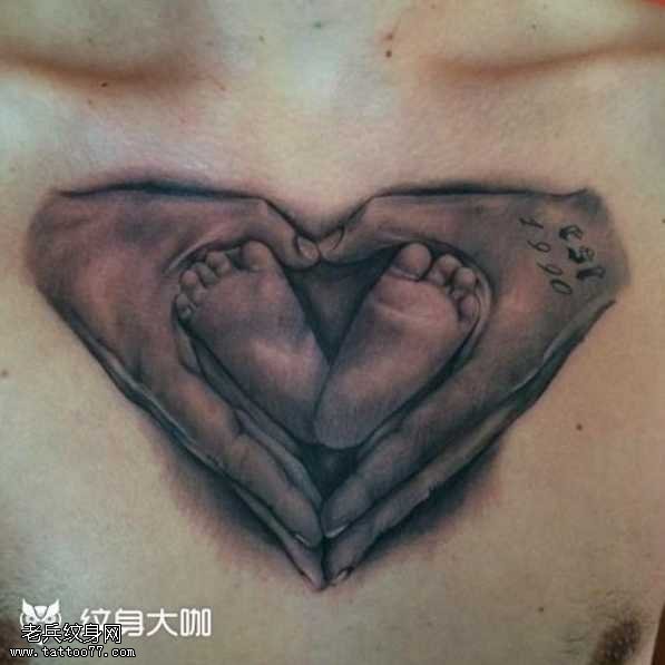 胸部爱心小孩脚纹身图案