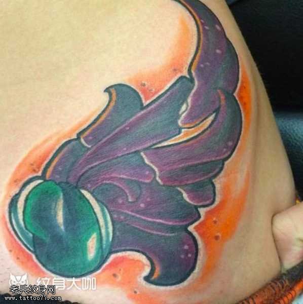 腰部小钻石翅膀纹身图案