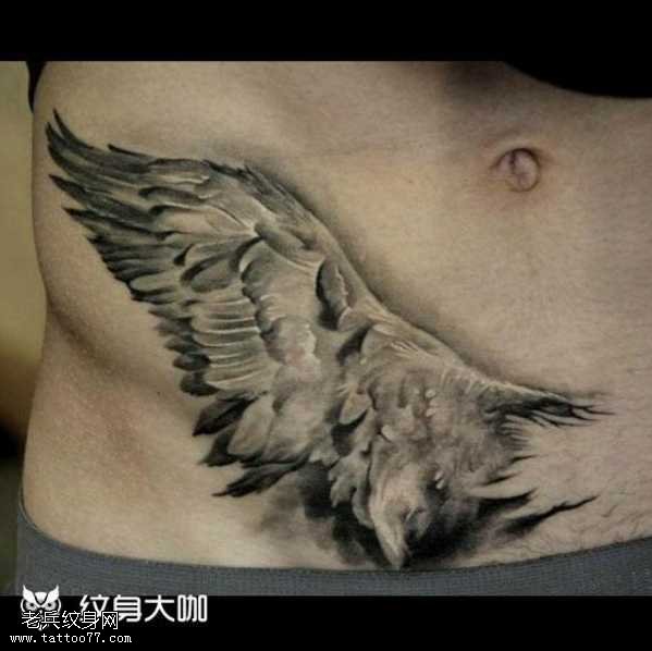腹部翅膀纹身图案