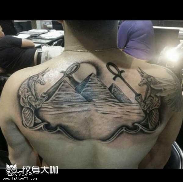 背部大山纹身图案