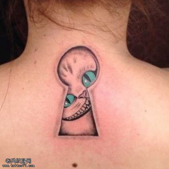 背部钥匙猫咪纹身图案