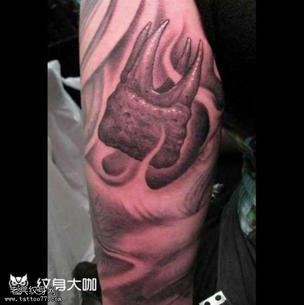胳膊血牙纹身图案