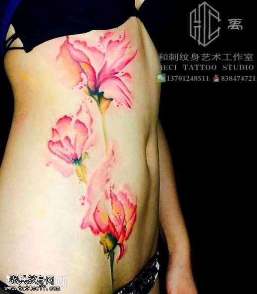 腹部粉花朵纹身图案