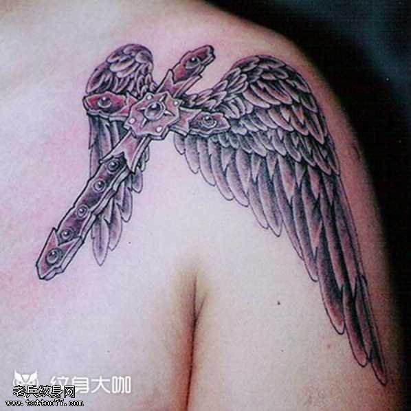 半胛十字翅膀纹身图案
