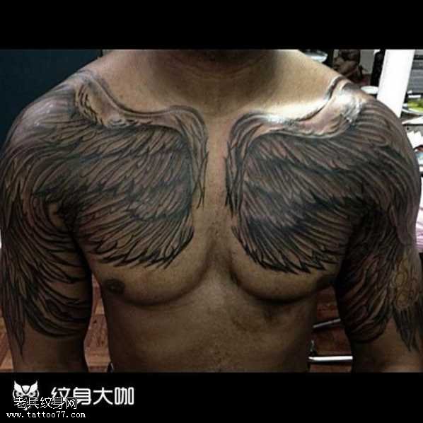 胸部翅膀纹身图案