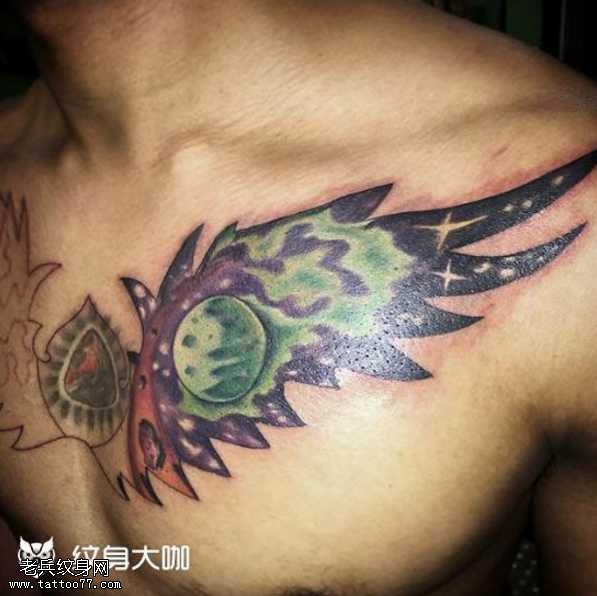 胸部翅膀纹身图案