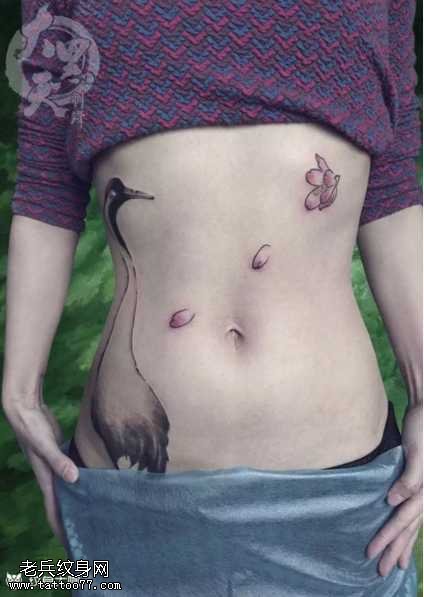 腹部鹤纹身图案