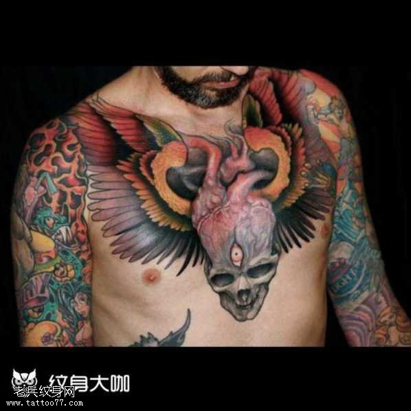 胸部骷髅翅膀纹身图案