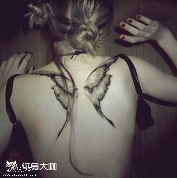 背部蝴蝶纹身图案