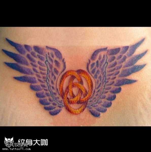 背部翅膀爱心纹身图案