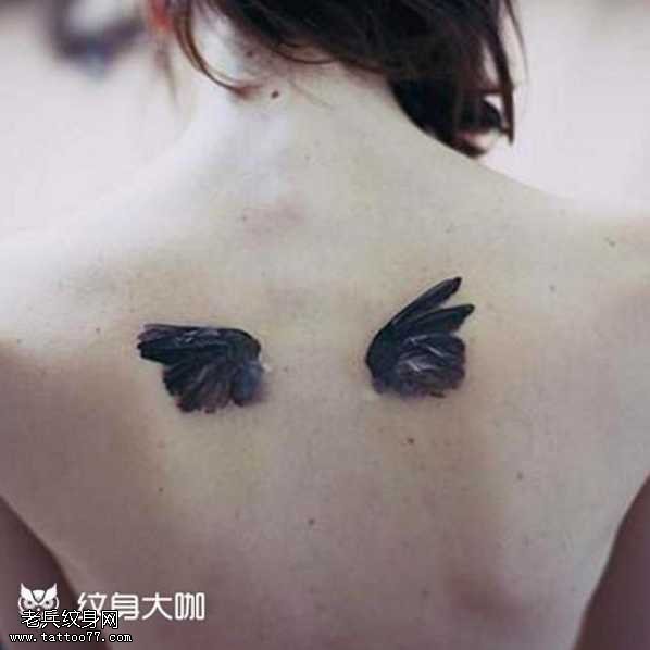背部小翅膀纹身图案