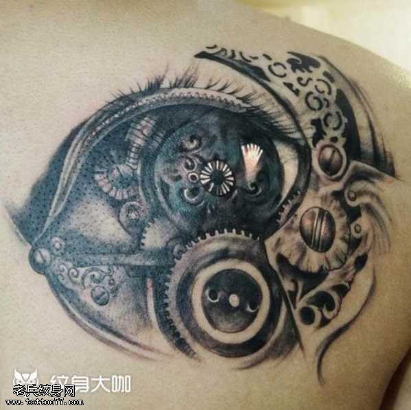 背部逼真眼睛纹身图案