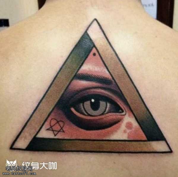 背部全视之眼纹身图案