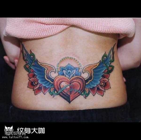 腰部爱心纹身图案