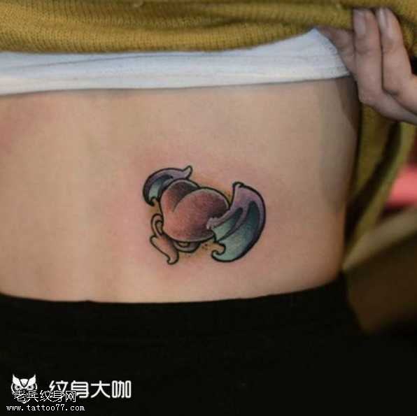 腰部爱心纹身图案