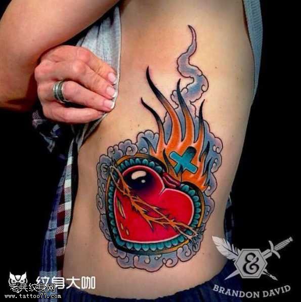 腰部爱心纹身图案