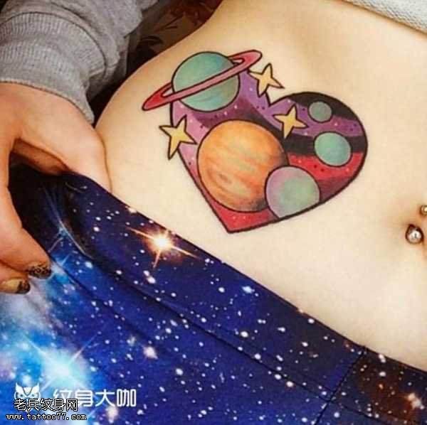 腰部宇宙纹身图案