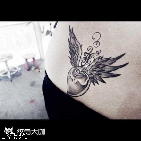 腰部心形翅膀纹身图案