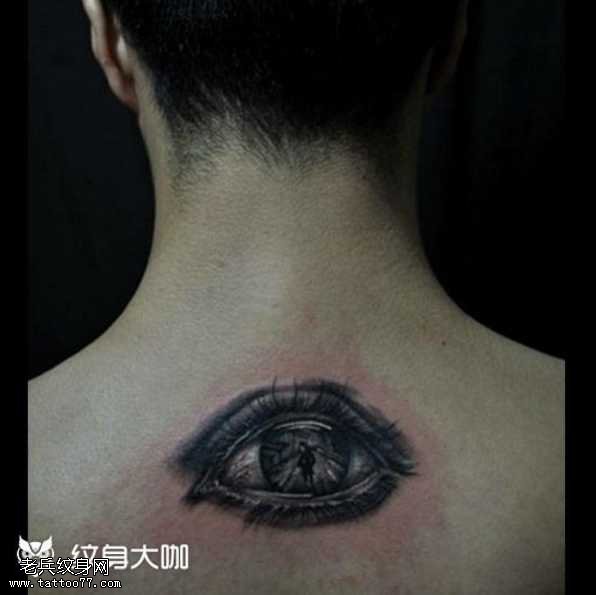 背部逼真眼睛纹身图案