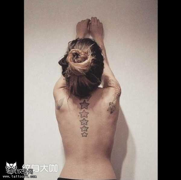 背部星星纹身图案