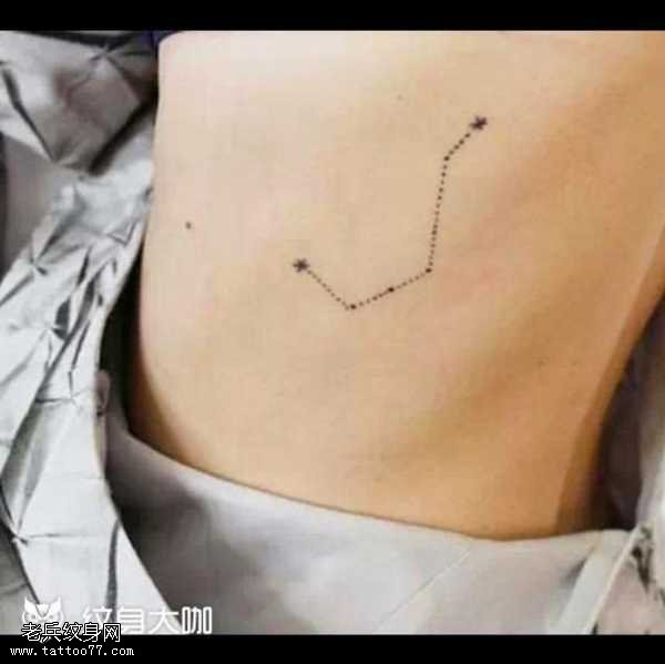 腰部个性星星纹身图案