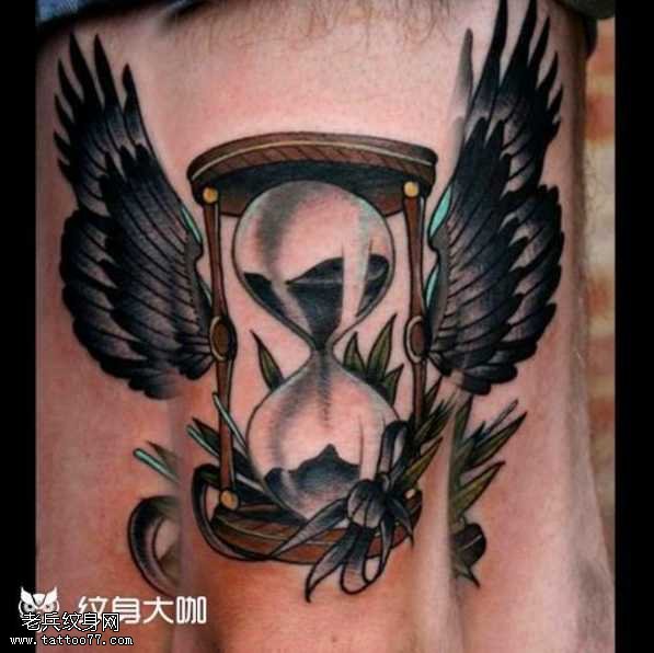 腿部沙漏翅膀纹身图案