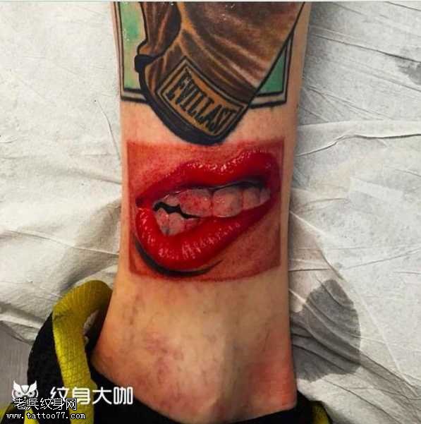 腿部嘴纹身图案