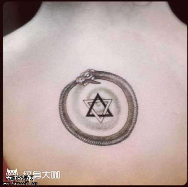 背部星星纹身图案