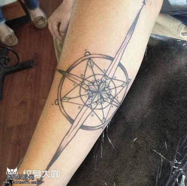 腿部星星纹身图案