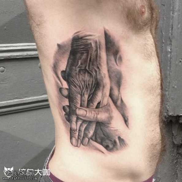 腰部手纹身图案