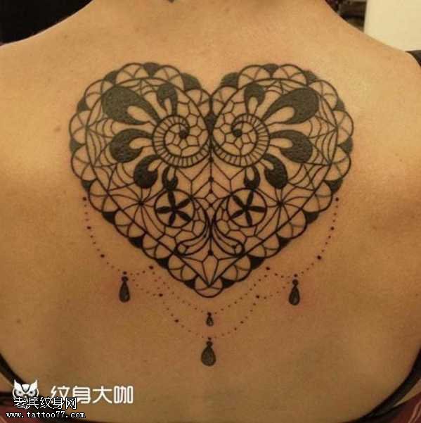 背部爱心纹身图案