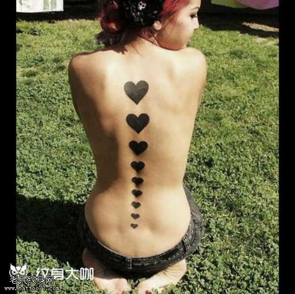 背部心形纹身图案