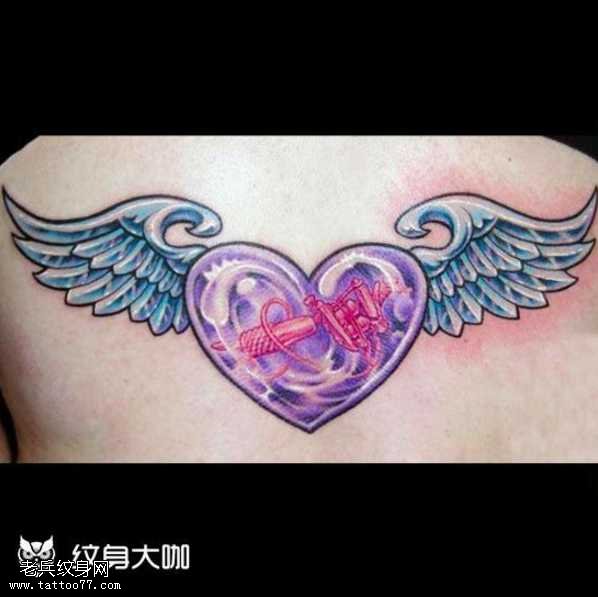 背部粉心翅膀纹身图案